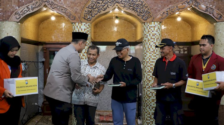 Baksos Polri Presisi Polresta Malang Kota Bersama Mahasiswa Bersihkan Masjid Hingga Beri Bantuan Sembako