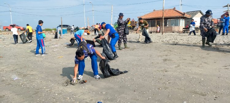 Refleksi HSN Polisi dan Mahasiswa UIM Bersihkan Sampah di Dermaga Branta Pesisir Pamekasan