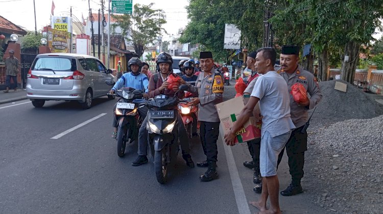 Polsek Krian Bagikan Takjil dan Buka Bersama Abang Becak