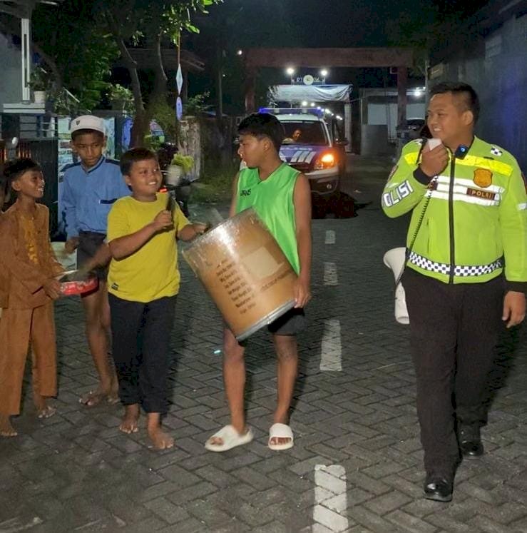 Polres Pasuruan Dampingi Warga Patrol Sahur Cegah Tawuran