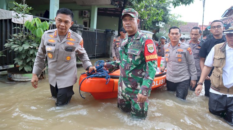 Polri-TNI Bagikan Makanan ke Warga Terdampak Banjir di Sawangan, Depok