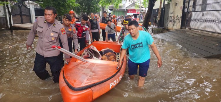 Polisi Evakuasi Lansia Korban Terdampak Banjir di Cengkareng