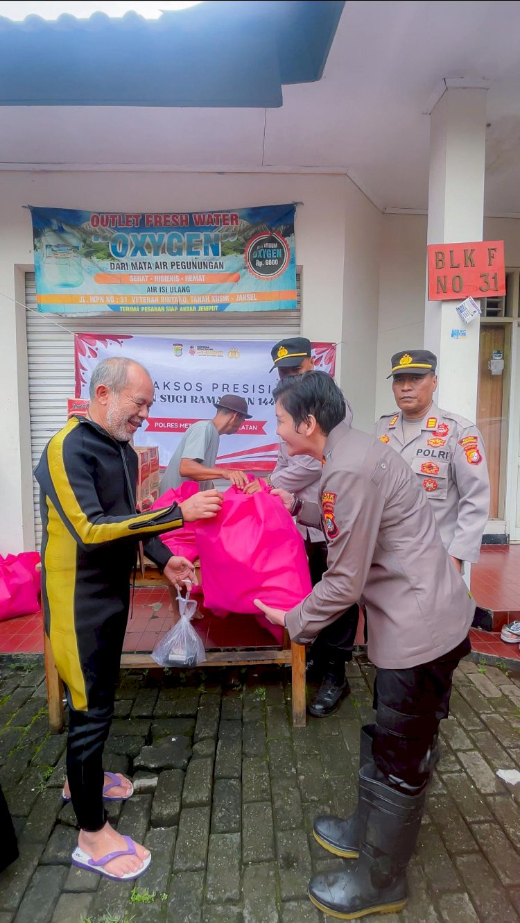 Cerita Kapolsek Pesanggrahan Evakuasi Warga Banjir yang Terjebak dari Lantai Dua