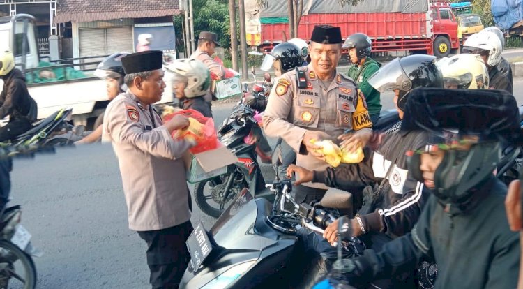 Polsek Balongbendo Bagikan Takjil Ramadhan