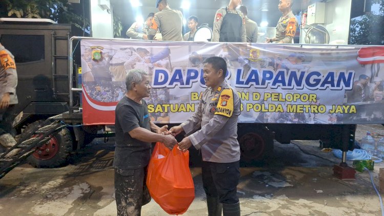 Polri Dirikan Dapur Lapangan 24 Jam Penuh untuk Korban Banjir Pondok Gede Permai Bekasi