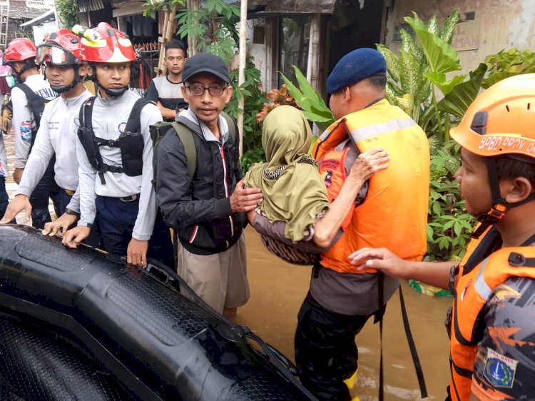 Tim SAR Korbrimob Polri Gerak Cepat Evakuasi Korban Banjir di Jakarta Timur