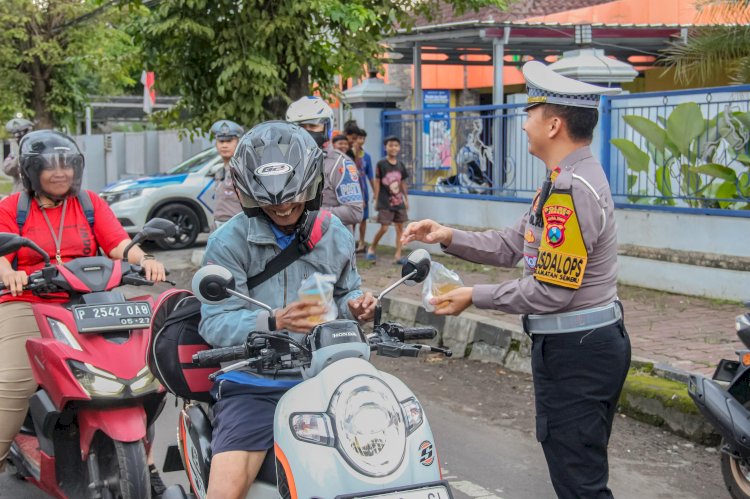 Polres Jember Himbau Masyarakat Tertib Lalu Lintas di Bulan Ramadhan Dengan Berbagi Takjil