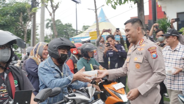 Peduli Pengendara di Bulan Ramadhan, Polresta Sidoarjo Bagikan Takjil