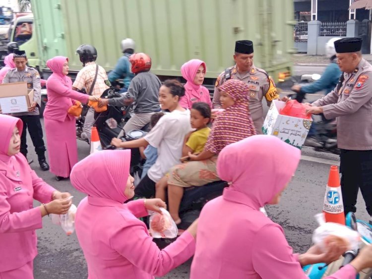 Kapolsek Balongbendo bersama Pengurus Bhayangkari Ranting Balongbendo Bagikan Takjil dan Santunan Anak Yatim Piatu