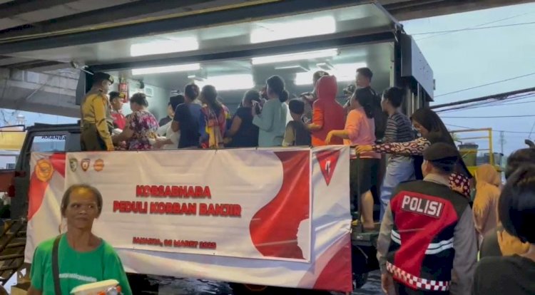 Dirikan Dapur Lapangan, Polri Bagikan 500 Porsi Makanan untuk Korban Bajir Rawajati