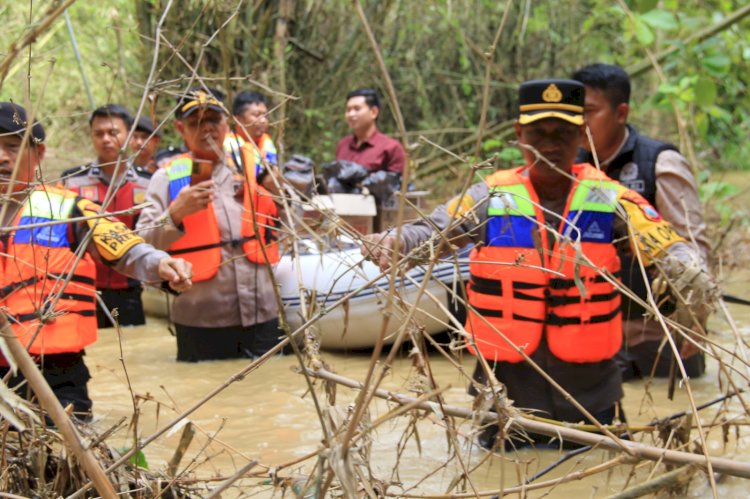 Polres Sampang Beri Bantuan Korban Banjir Dampak Luapan Sungai Kamuning