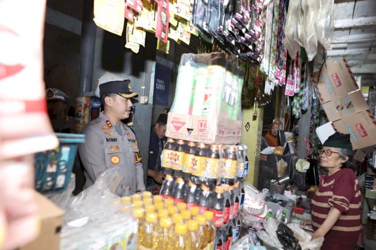 Kapolres Lamongan Bersama Dinas Perdagangan Sidak Pasar Sidoharjo, Pastikan Harga dan Stok Bahan Pokok Stabil Jelang Idul Fitri