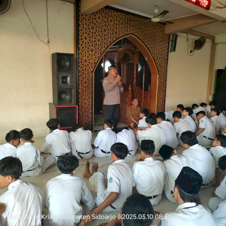 Kanit Binmas Polsek Krian Jadi Narasumber Pondok Ramadan di SMPN 2