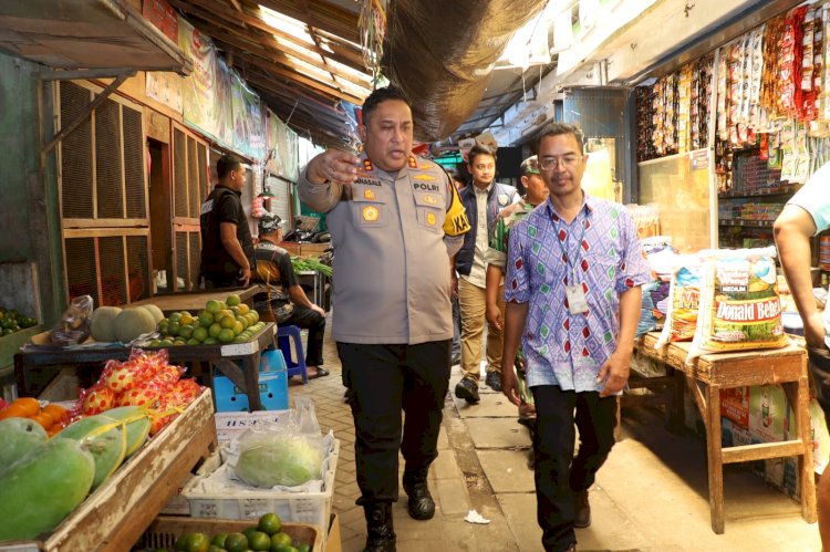 Kapolres Pelabuhan Tanjungperak Tinjau Sejumlah Pasar Pastikan Stok Bapokting Aman