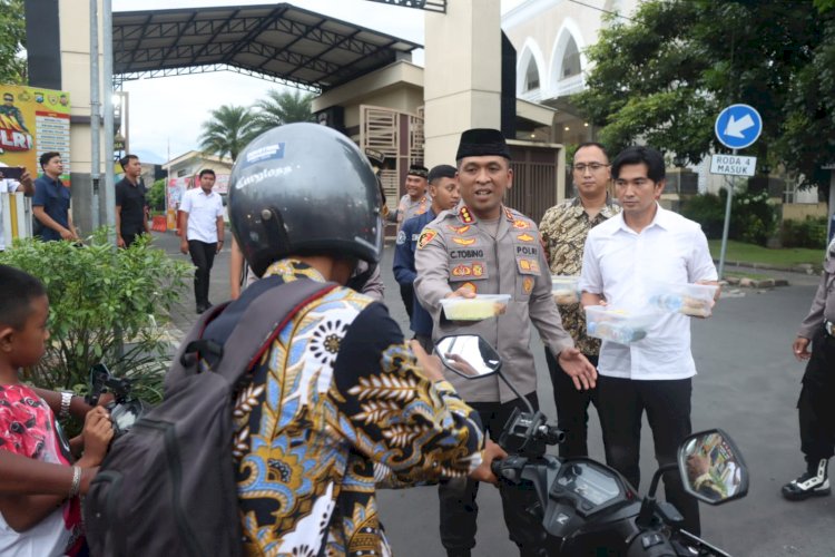 Lebih Dekat Masyarakat, Polresta Sidoarjo Bagikan Takjil Depan Mako