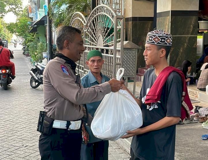 Polisi Peduli, Jelang Berbuka Puasa Polrestabes Surabaya Patroli Sambil Berbagi