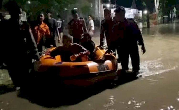 Polres Probolinggo Bersama BPBD Evakuasi Warga dan Berbagi Makan Sahur Saat Banjir di Krejengan