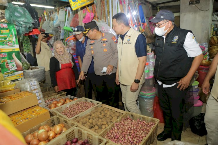 Tim Satgas Pangan Polda Jatim Sidak Pasar Wonokromo,Temukan Kecurangan Volume Minyak Goreng