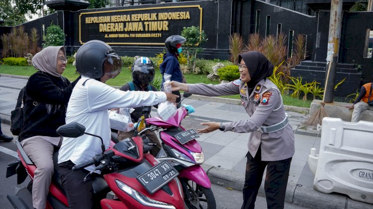 Berbagi Takjil Jelang Buka Puasa, Ditlantas Polda Jatim Ajak Masyarakat Tertib Berlalu Lintas