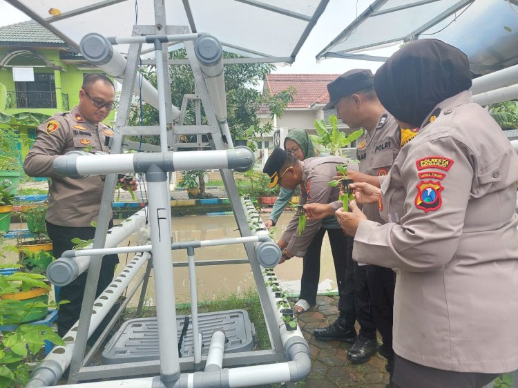 Kasat Binmas Polresta Sidoarjo Ajak Bhabinkamtibmas Optimalkan Pekarangan Bergizi di Sumorame