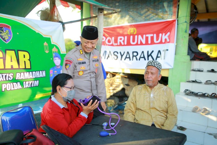 Gelar 'Pegar' Ditpolairud Polda Jatim Peduli Kesehatan Warga Nelayan di Bulan Ramadhan