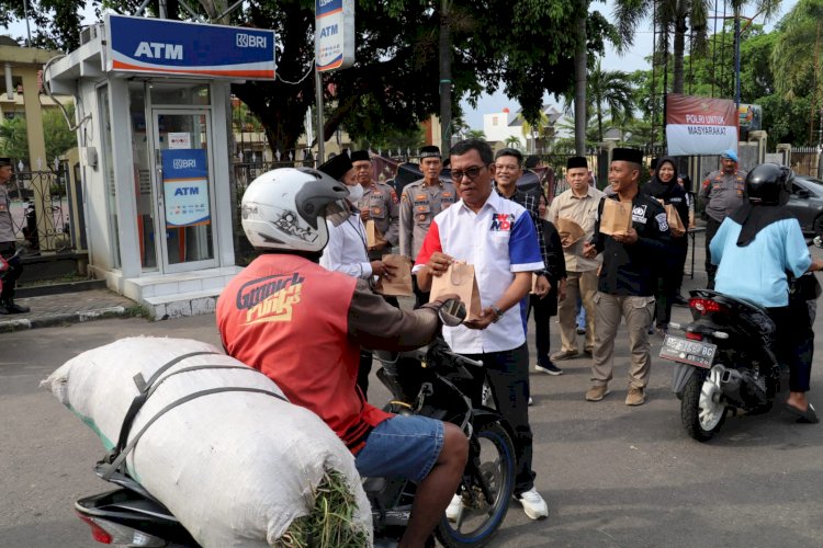 Semarak Ramadan 1446 H, Polres Magetan Bersama Awak Media Berbagi Takjil