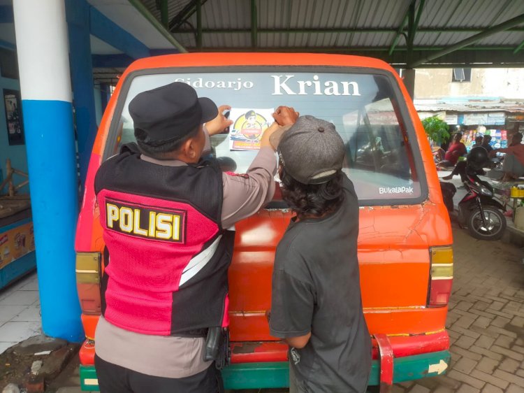 Polsek Krian Sosialisasikan Mudik Aman dengan Pemasangan Stiker Hotline Polri 110