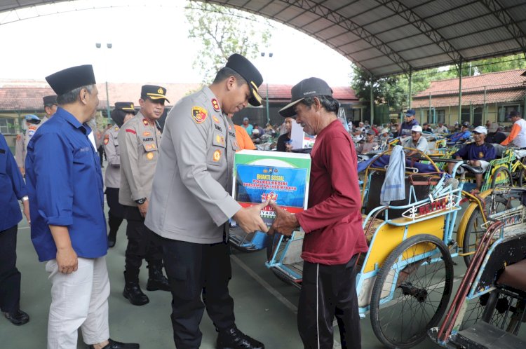 Ramadhan Berkah Polres Kediri Bersama PWI Berbagi Ratusan Paket Sembako