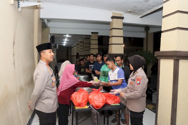 Warga Antusias Ikut Sahur Bareng Polisi yang Digelar Polres Kediri Kota