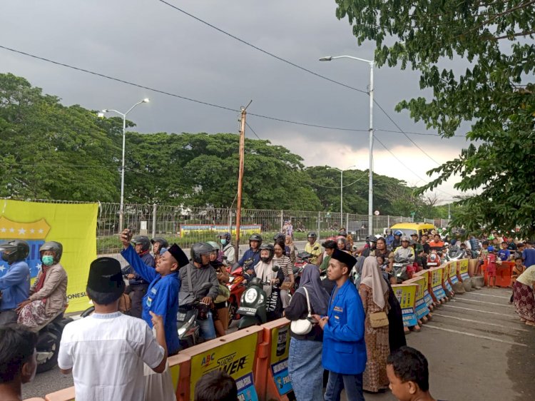 Ramadhan Berkah, Polres Pelabuhan Tanjungperak Gandeng PMII Berbagi Takjil di Suramadu