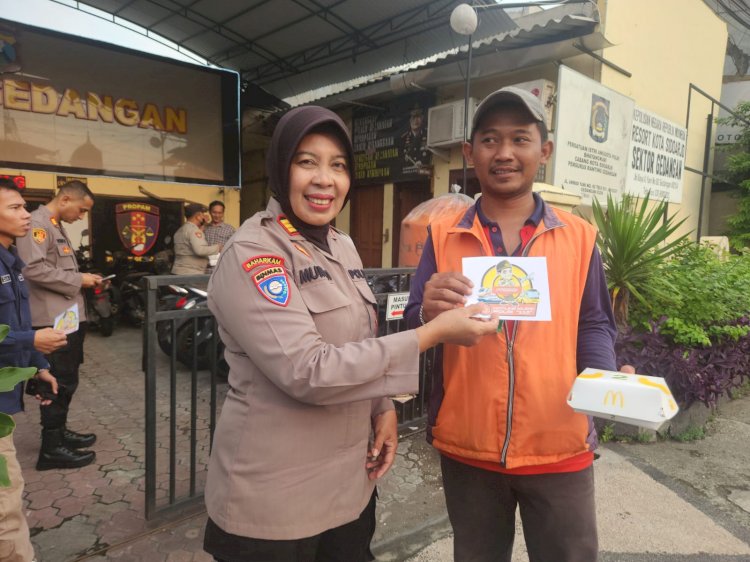 Berbagi Berkah di Bulan Ramadan, Polsek Gedangan Bagikan Takjil dan Stiker Hotline Mudik Polri 110 kepada Pengguna Jalan