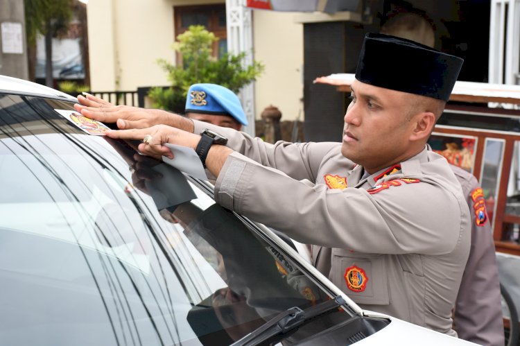 Berbagi Takjil Jelang Buka Puasa, Polres Madiun Kota Sosialisasikan Hotline 110 untuk Mudik Lebaran