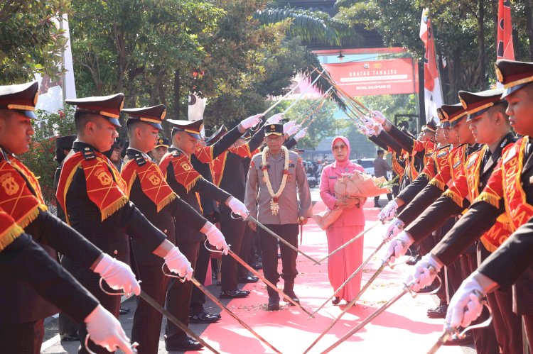 Tradisi Pedang Pora dan Reog Ponorogo Warnai Penyambutan Irjen Pol Drs Nanang Avianto,M.Si Sebagai Kapolda Jatim