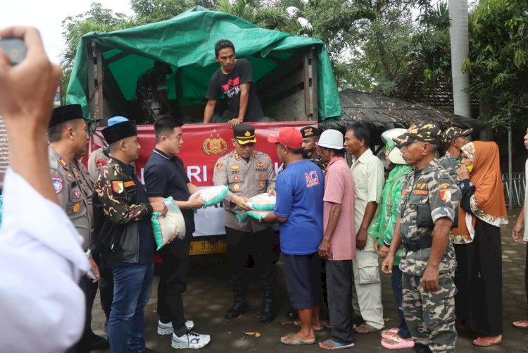 Ngabuburit, Polres Probolinggo Kota Berbagi Baksos Untuk Warga Kurang Mampu