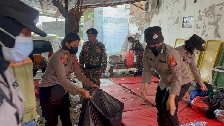 Polwan Polresta Sidoarjo Peduli Kebersihan di Posko Keluarga Korban Santri Ponpes Al Khoziny