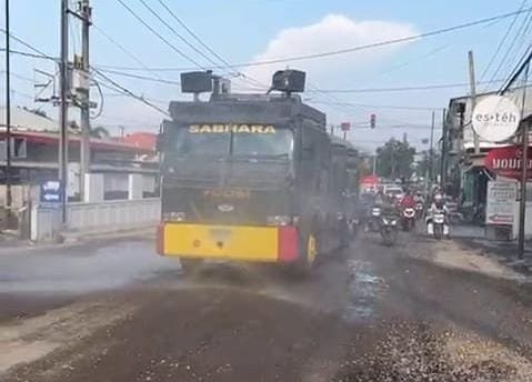 Polres Gresik Terjunkan Water Cannon Respon Keluhan Warga Soal Jalan Berdebu Imbas Proyek Pelebaran